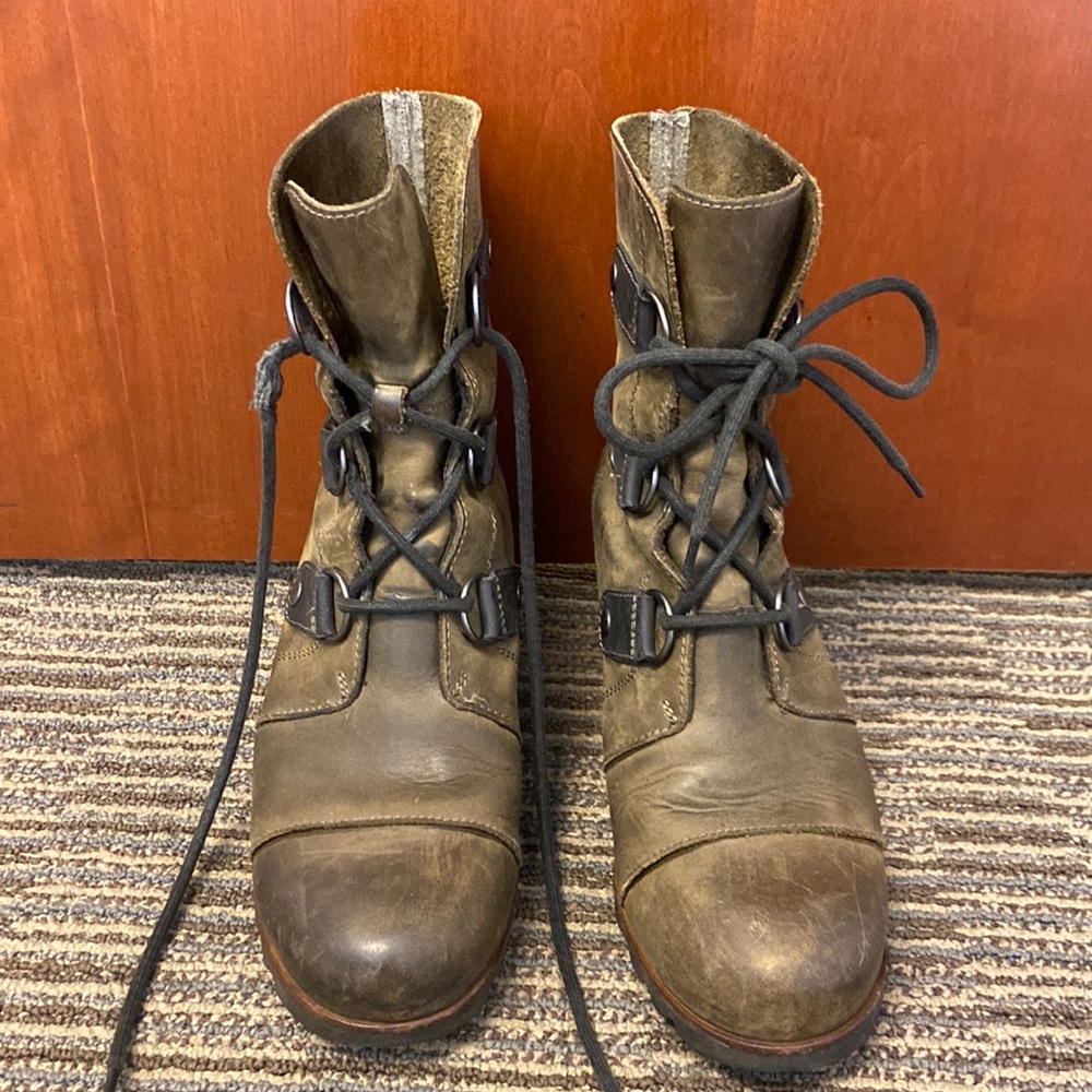 Sorel Joan of Arc lace up wedge boots-Army green!